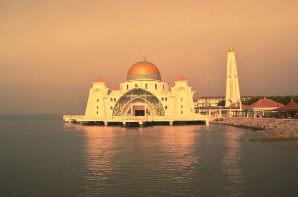 Uma Mesquita Flutuante Mar — Fotografia de Stock