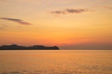 Cherating plajında gün doğumu ışını, Malezya