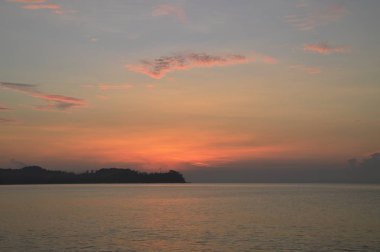 Cherating plajında gün doğumu ışını, Malezya