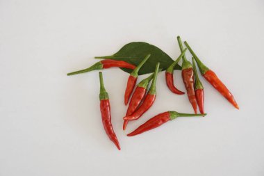 Beyaz arkaplanda kırmızı acı biber izole edildi