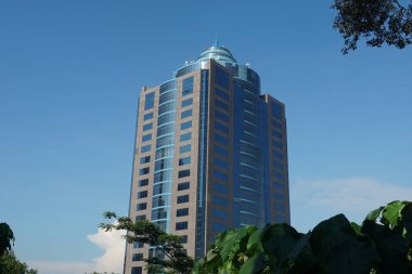 Kuala Lumpur, Malezya-25 Temmuz 2020; Yeşil şehir kavramına sahip Kuala Lumpur gökdelenleri manzarası.