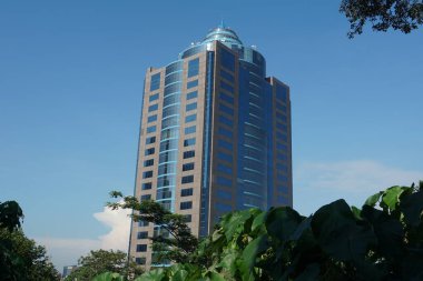 Kuala Lumpur, Malezya-25 Temmuz 2020; Yeşil şehir kavramına sahip Kuala Lumpur gökdelenleri manzarası.