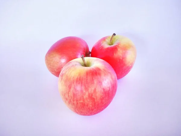 Die Äpfel Vor Weißem Hintergrund — Stockfoto