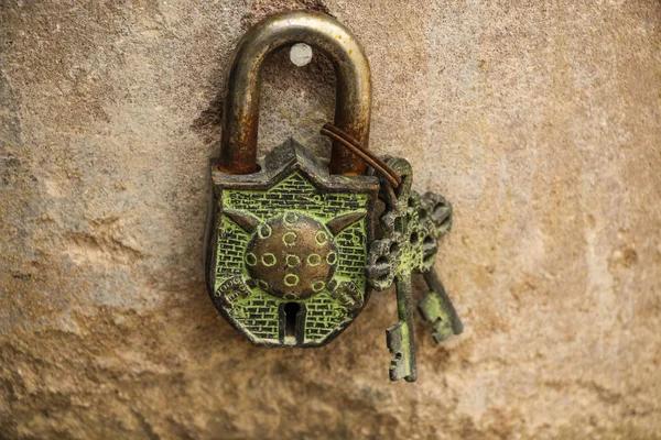 Oude Metalen Slot Twee Sleutels Achtergrond Zandsteen Muur — Stockfoto