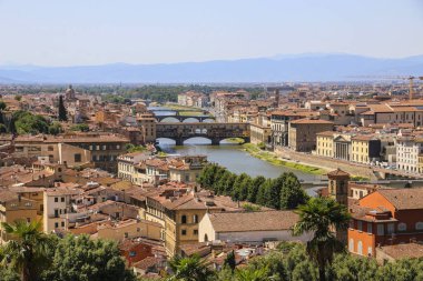 Florence, Arno Nehri ve köprüler, İtalya evlerin çatıları görünümünü