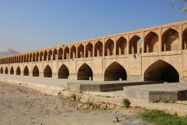 Tarihi Siosepol köprüsü ya da İsfahan, İran, Orta Doğu 'daki Allah Khan köprüsü