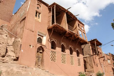 İran 'ın orta kesiminde karakteristik kırmızı evleri olan Abyaneh köyü..