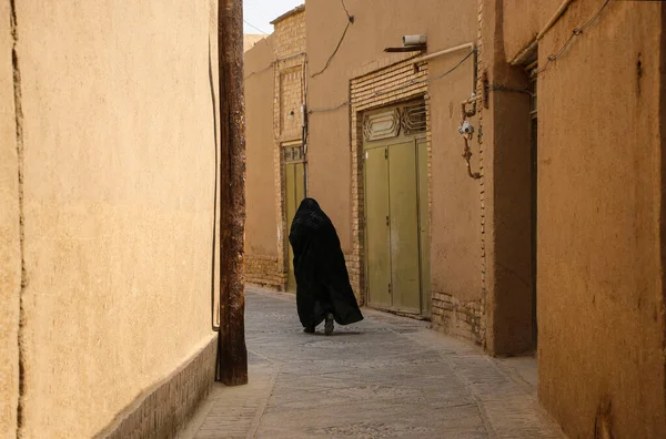 Muslimka Oblečená Černém Chodit Úzké Ulici Starého Města Yazd Írán — Stock fotografie