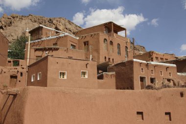 İran 'ın orta kesiminde karakteristik kırmızı evleri olan Abyaneh dağ köyü. UNESCO dünya mirası sahası.