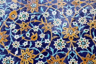 İran 'ın kuzeyindeki Ardabil, Şeyh Safi el-Din' in duvarındaki geleneksel İran tarzında renkli mozaik ve seramik fayanslar. UNESCO dünya mirası sahaları
