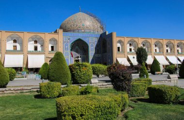 İran, İsfahan 'daki Naqsh-e Cihan Meydanı' ndaki Şeyh Lotfollah Camii.