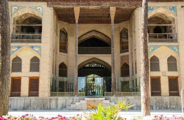 イラン イスファハンの中心部に美しい庭園を持つサファヴィー朝時代からのハッシュベシュト宮殿 — ストック写真