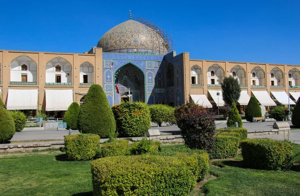 İran, İsfahan 'daki Naqsh-e Cihan Meydanı' ndaki Şeyh Lotfollah Camii.
