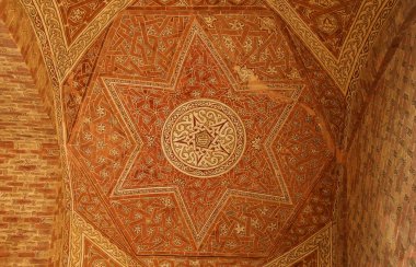 Soltaniyeh Kubbesi 'ndeki antik taş oyması İran' ın Zanjan kenti yakınlarındaki antik bir mozoledir. UNESCO Dünya Mirası Alanı.