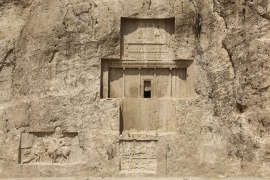 İran 'ın Shiraz kentinin kuzeyindeki Naqsh-e Rustam' daki Achaemenid krallarının antik mezarları.