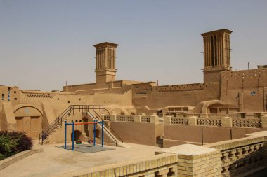 İran 'ın Yazd kentinin eski sokaklarından biri. Yazd rüzgar kuleleriyle ünlüdür