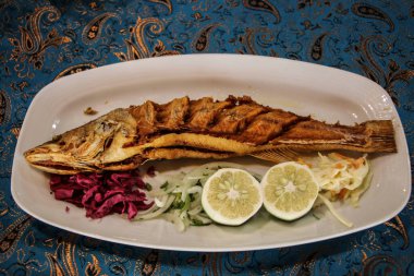 Limon, sarımsak, bitki ve baharatlı çeşitli malzemelerle balık yemeği. Sağlıklı gıda veya beslenme konsepti.