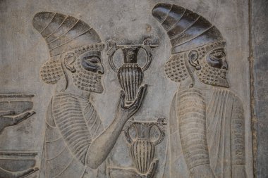 Bas-relief, krala hediyeler getiren büyükelçileri tasvir ediyor. Persepolis 'in yıkılmış şehrinin duvarında antik rahatlama. Antik İran. İran