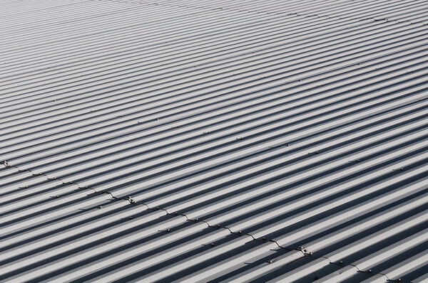 серая металлическая крыша
