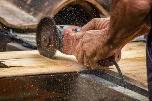 Hombre Carpintero Cortando Trozo Madera Para Tejados — Foto de Stock