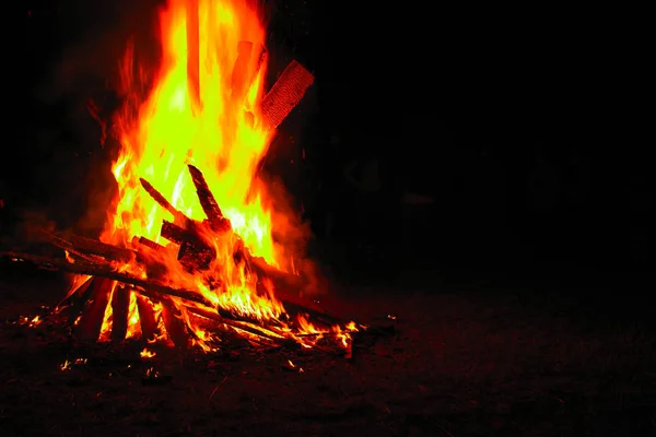 黑暗背景下的篝火。美丽的火焰与复制空间在黑色。晚上烧木头。旅游营地的营火. — 图库照片