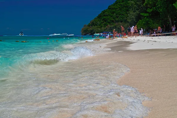 Surf line on a beautiful tropical sandy beach. Landscape of the Paradise sea beach with the oncoming waves, surf. — Stock Photo, Image