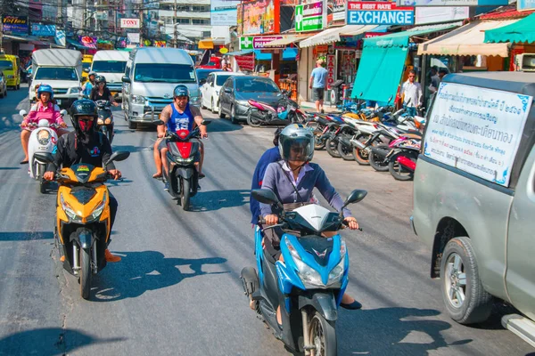 Tayland, Phuket, 22 Mart 2018 - Asya kaotik trafik kavramı. Sokağın mopedler ve minibüsler kalabalık olur.