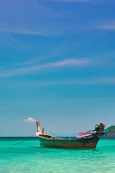 Hermoso paisaje marino con barco de pesca de madera. Paisaje marino tropical con agua turquesa y cielo azul. Paraíso tropical. Horizonte . — Foto de Stock