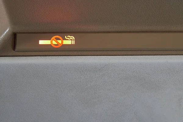 Letrero incluido que prohíbe fumar en el avión de pasajeros . — Foto de Stock