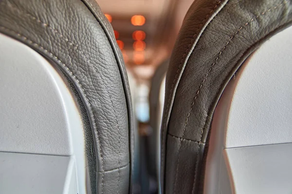 Vista borrosa entre los asientos del pasajero en el avión. Concepto de viaje en clase económica . — Foto de Stock