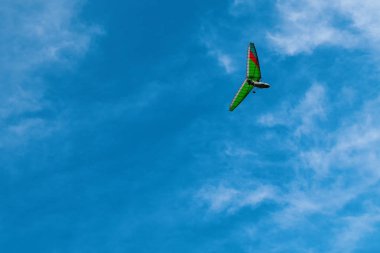 Beyaz bulutlar ile mavi gökyüzü karşı motorlu yamaç, düşük açılı görünüş.