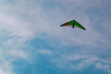 Beyaz bulutlar ile mavi gökyüzü karşı motorlu yamaç düşük açılı görünüm. Kopya alanı.