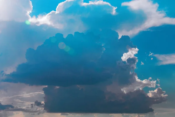 Paisagem céu azul com nuvens. Nuvens de tempestade nos raios de sol . — Fotografia de Stock