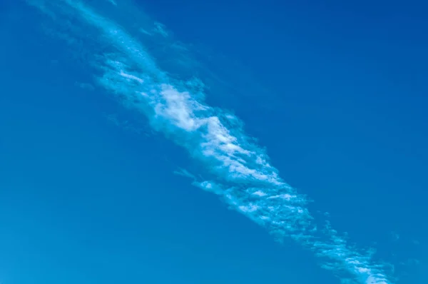 Cielo azul con línea blanca Fondo de nubes . —  Fotos de Stock