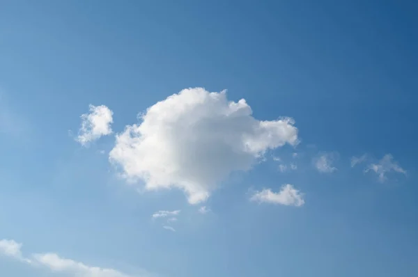 Cielo blu con uno sfondo bianco nuvola. Cielo paesaggio . — Foto Stock