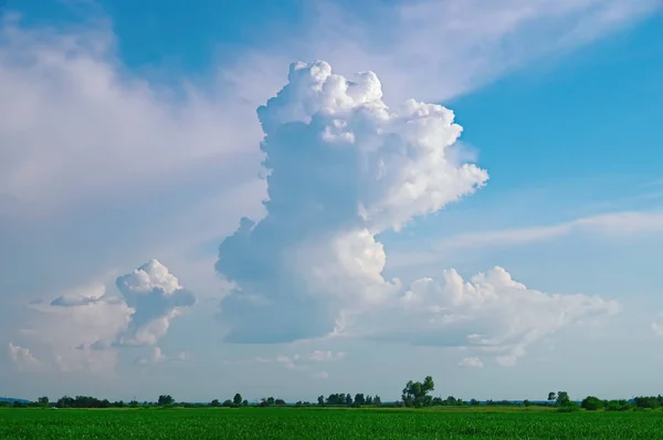 Belle nuvole sullo sfondo di un cielo blu. Cielo nuvoloso bianco. Cielo blu con tempo nuvoloso, nube di natura sul campo verde . — Foto Stock