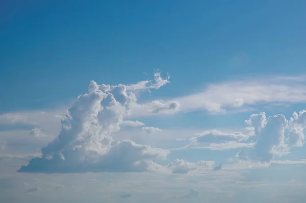 Lindas nuvens contra um fundo azul do céu. Céu de nuvens brancas. Céu azul com tempo nublado, natureza nublado . — Fotografia de Stock