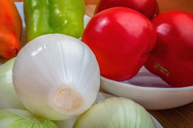 Sebze natürmort. Soyulmuş soğan, kırmızı domates ve tatlı biber.