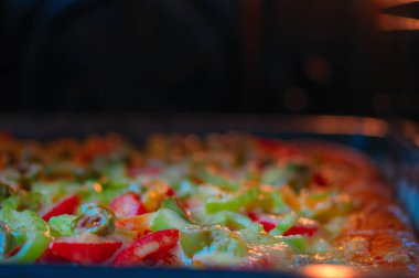 Fırında pişirme yönetim kurulu üzerinde hazır pizza.