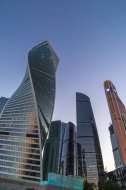 Moskova Uluslararası İş Merkezi Moskova-şehir. Alt görünümü üzerinde gökdelenler.