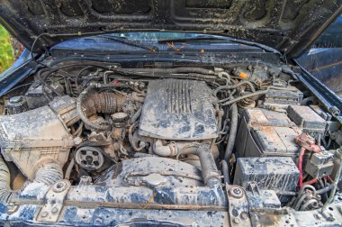 Off-road sürüş, closeup sonra kirli arabanın motoru. Offroad macera.