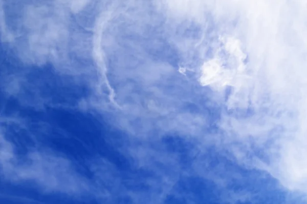 Nuvole bianche e cielo azzurro nelle giornate di sole. Sullo sfondo meteo. Cielo estivo chiaro. Il concetto di libertà. Cielo limpido blu mare — Foto Stock