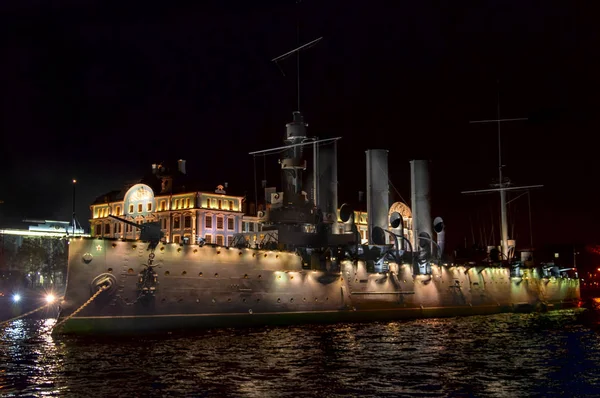 10 月 17日、2018-オーロラ ロシア ・ サンクトペテルブルク、ネヴァ川の桟橋で夜間照明付きクルーザー。船は 1917 年の十月社会主義革命のシンボル. — ストック写真