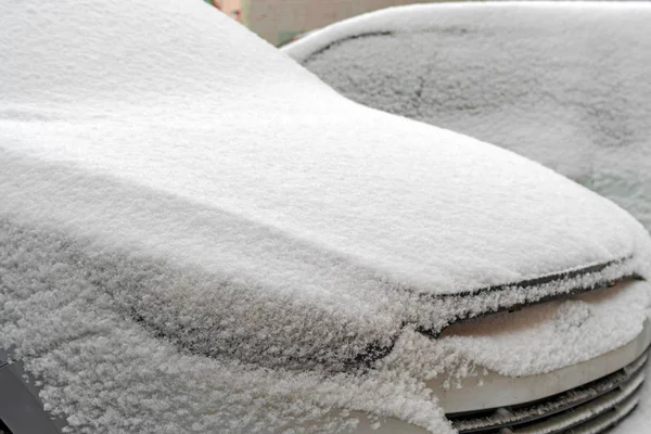 車は、雪の夜の後雪で覆われています。雪の嵐には、雪の厚い層で車が覆われています。豪雪は、ドライバーの問題を作成しました。冬の吹雪。雪カバー. — ストック写真