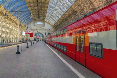Tren İstasyonu ile hızlı demiryolu kırmızı arabalar. Güneşli seyahat kavramı.