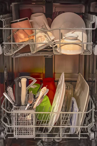 Посуда в посудомоечной машине. Посудомоечная машина . — стоковое фото