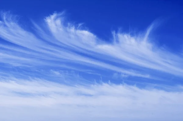 Céu azul cirrus nuvens panorama . — Fotografia de Stock