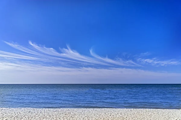 Cielo azul cirrus nubes mar panorama . — Foto de Stock