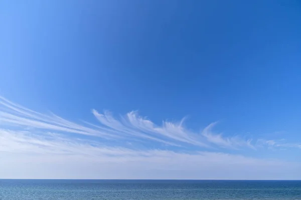 Cielo azul cirrus nubes mar panorama . — Foto de Stock