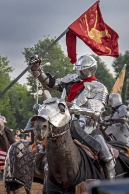 Bayrak ile ortaçağ çelik zırh at sırtında Knight.